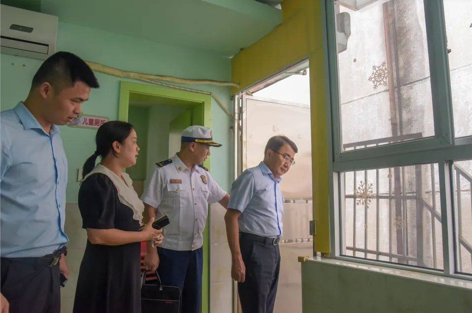 杨国昕副市长一行先后来到江滨路五星钻豹电动车门店,龙泽小区,三元区