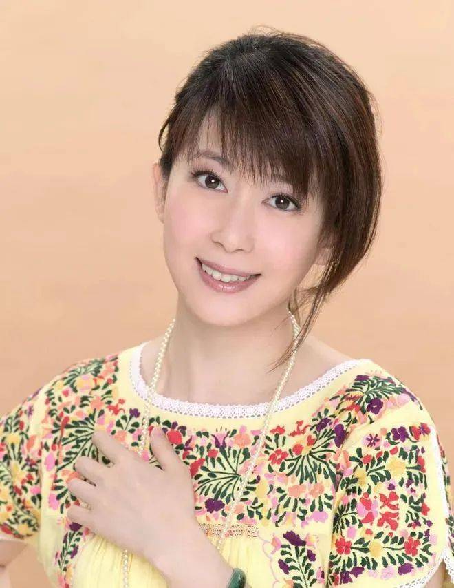 她是玉女派歌手,一度想要出家,被丈夫家暴还陷入"出柜"风波?