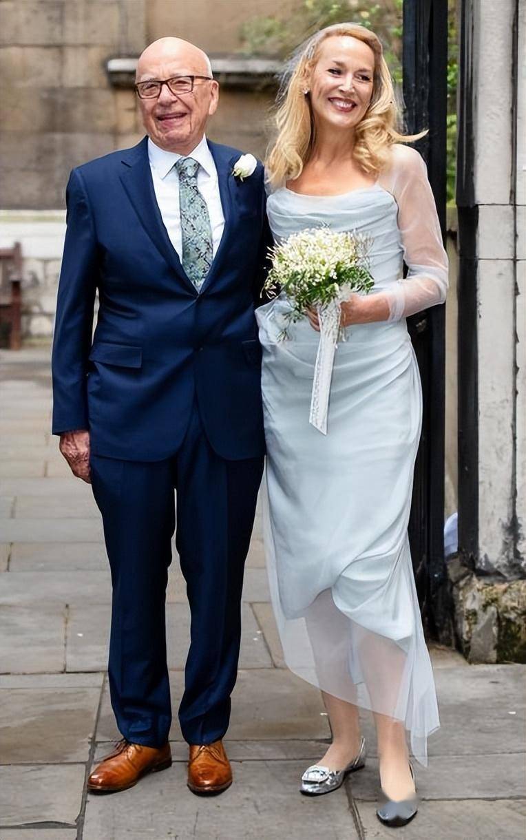 布吕尼:40岁嫁给萨科齐成为第一夫人,穿白色长裙比布丽吉特漂亮