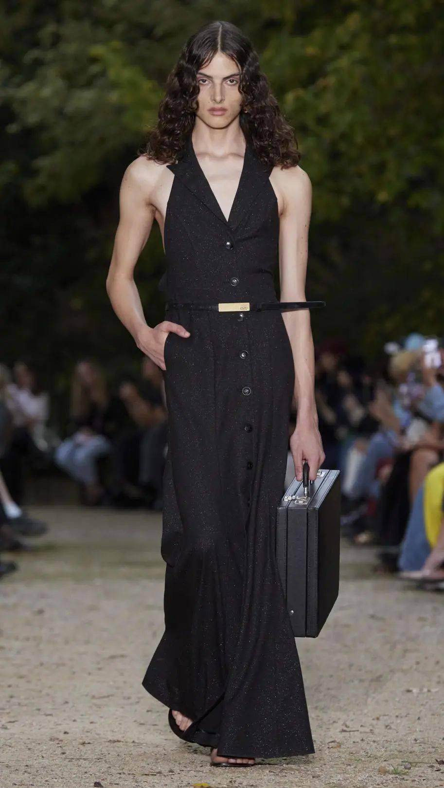 夏天穿这条黑裙子,不经意间惊艳到自己!