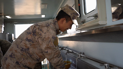 洗漱淋浴方舱操作间内,24小时不间断供应热水,可满足战友洗漱淋浴需求