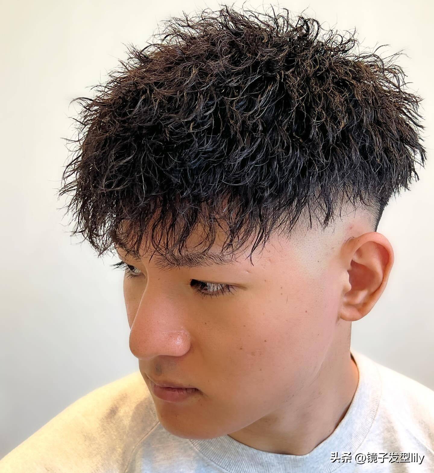 年轻男生的最爱发型周边铲短头顶小波纹烫发想不帅都难