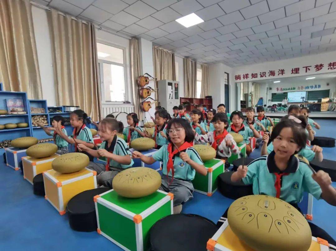 【铸牢中华民族共同体意识】器乐进课堂 温暖移民娃_乐器_音乐声_泾兴