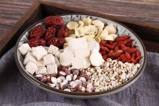 张仲祛湿很猛的两个方子,附子汤,和真武汤到底该怎么选?