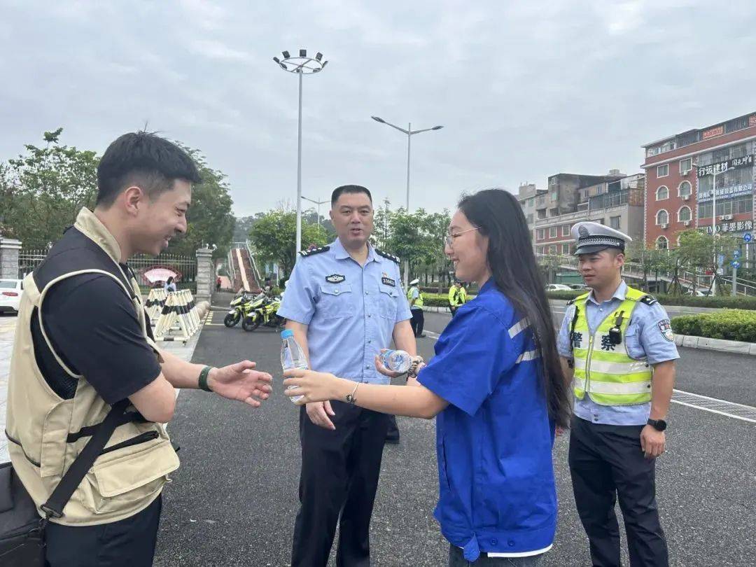 雄忻项目部青年志愿者在保定市清苑区第一中学考点,开展以"高考助力