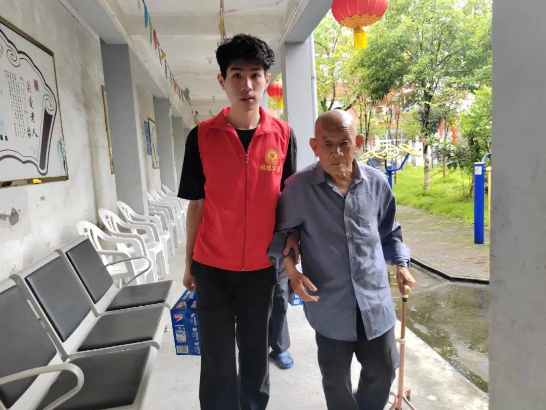 苍南县同德公益服务中心开展"浓情端午·关爱老人活动