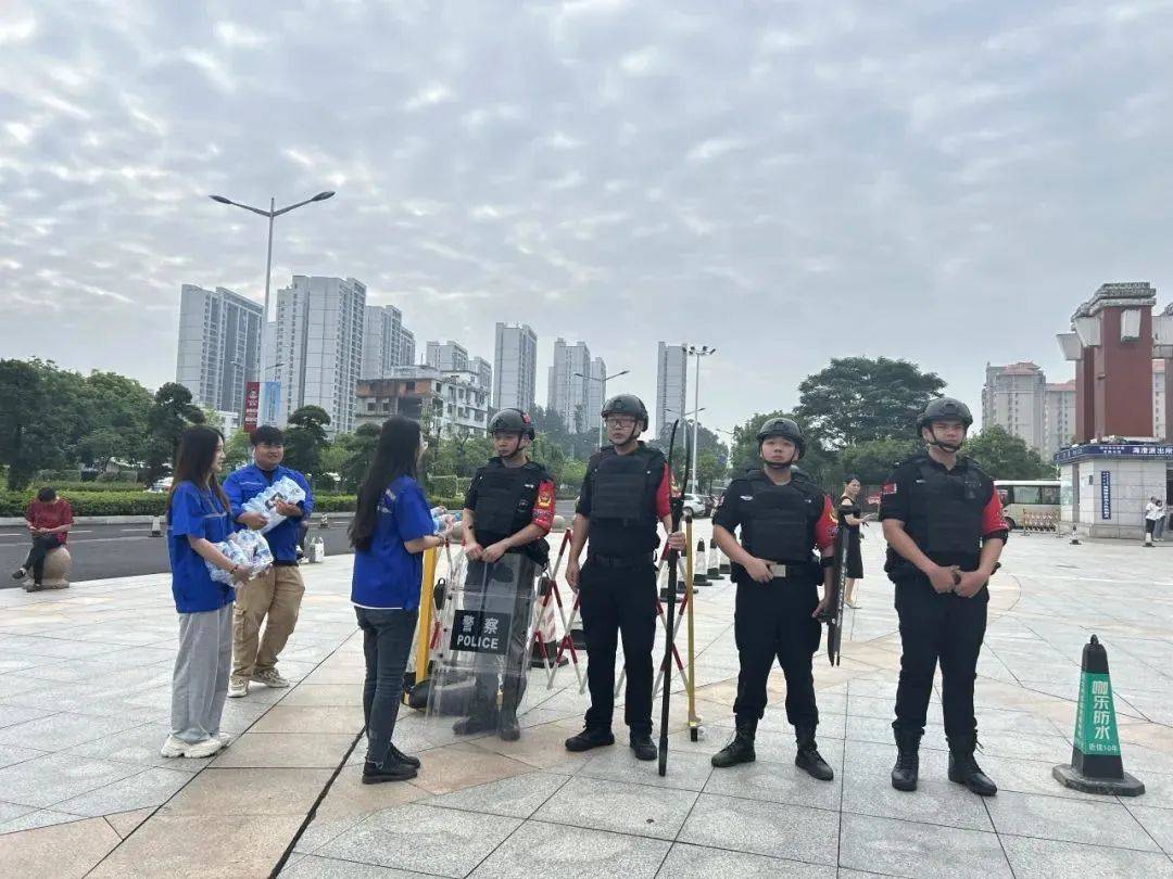 雄忻项目部青年志愿者在保定市清苑区第一中学考点,开展以"高考助力