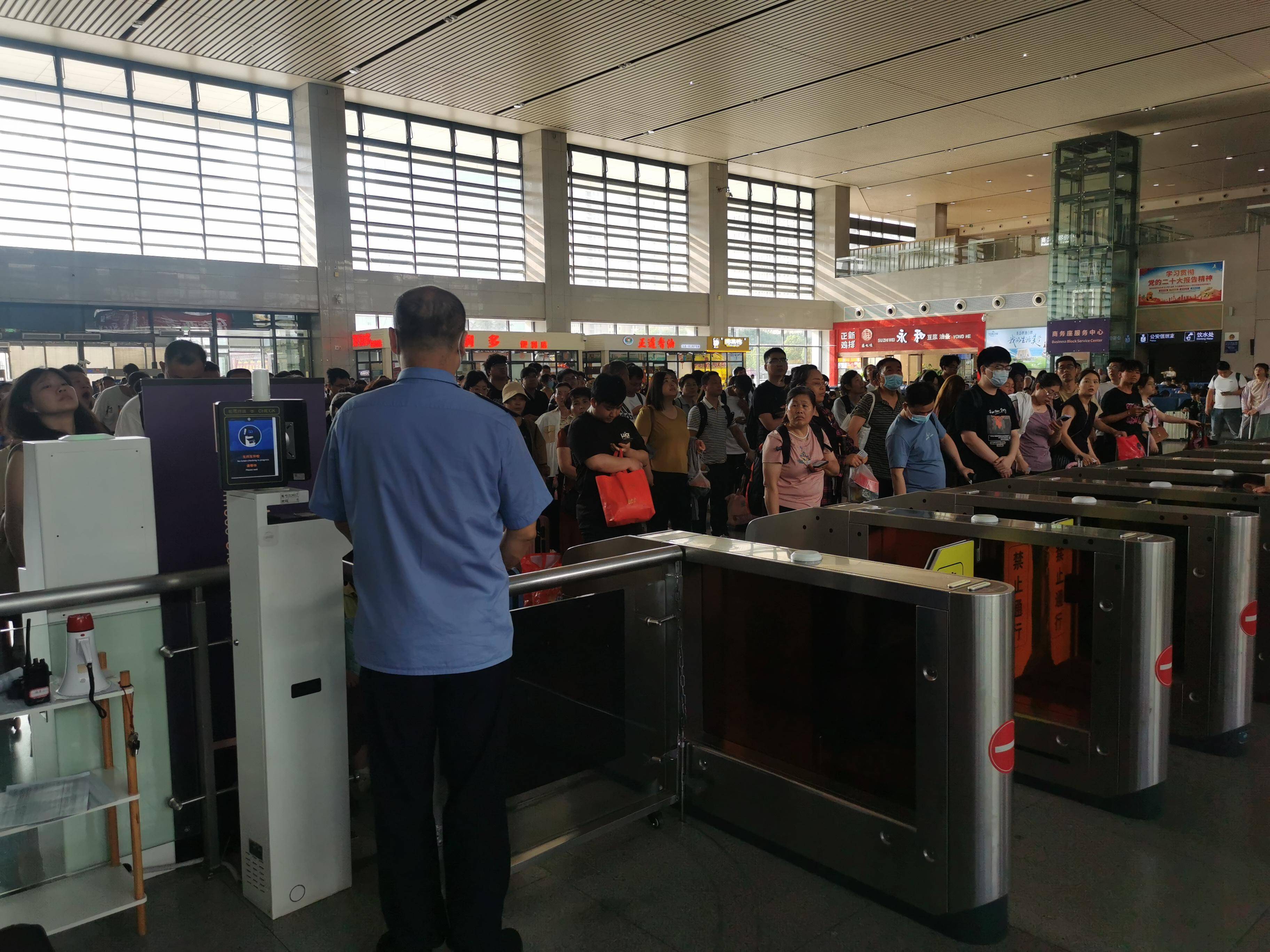 驻马店车务段驻马店西站精心组织保证端午小长假"安全渡峰"