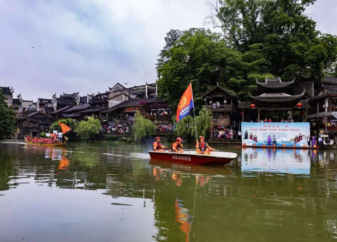 凤凰沱江:一年一度端午时,龙舟战鼓又响起