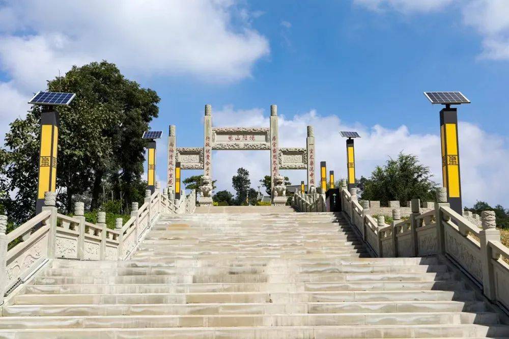 被县政府,文化馆,老街,西园小区,上城小区,龙山名都小区,迎宾馆等簇拥