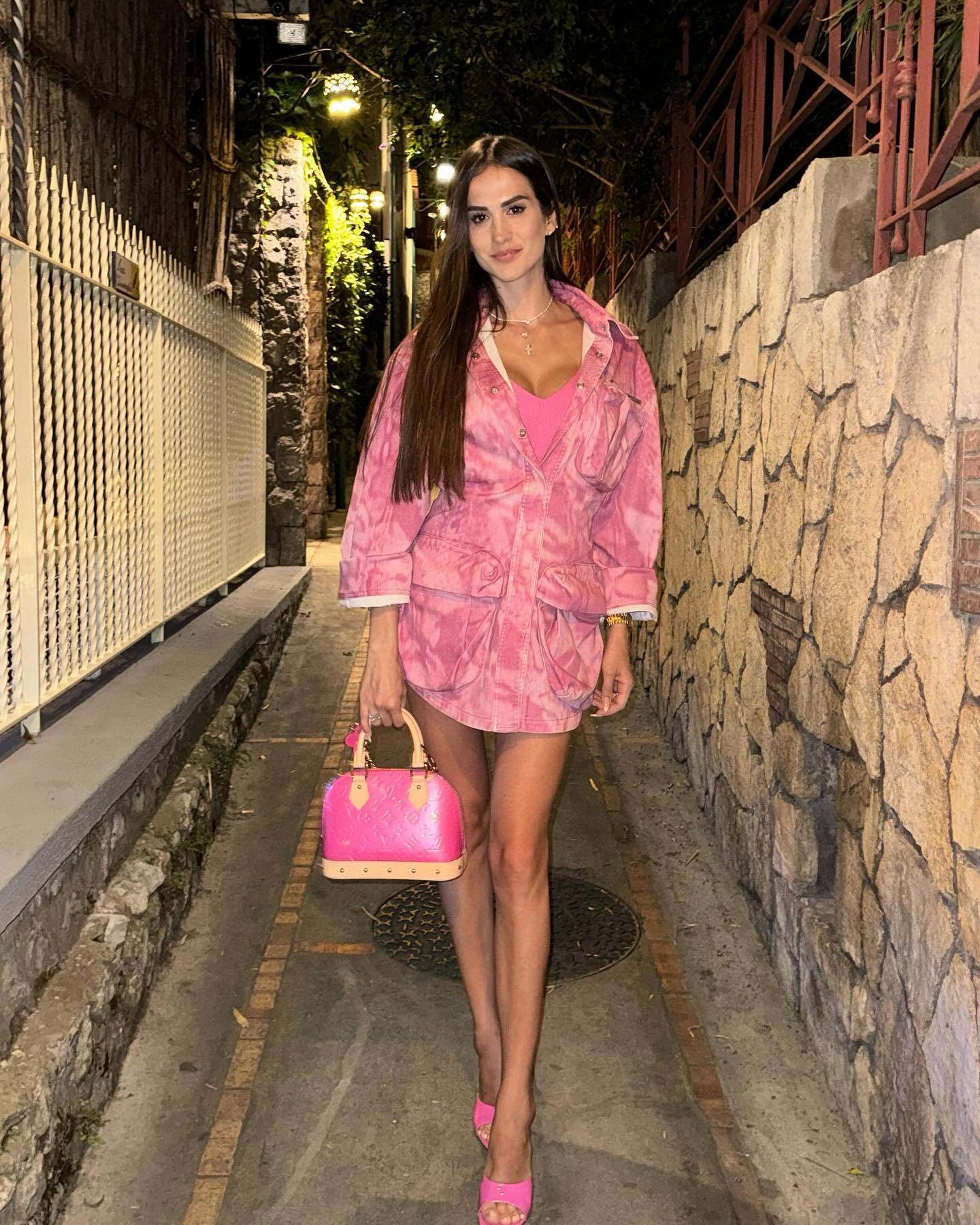 b席一家度假c罗一家卡里乌斯与未婚妻内马尔与前妻为女儿举行洗礼安东