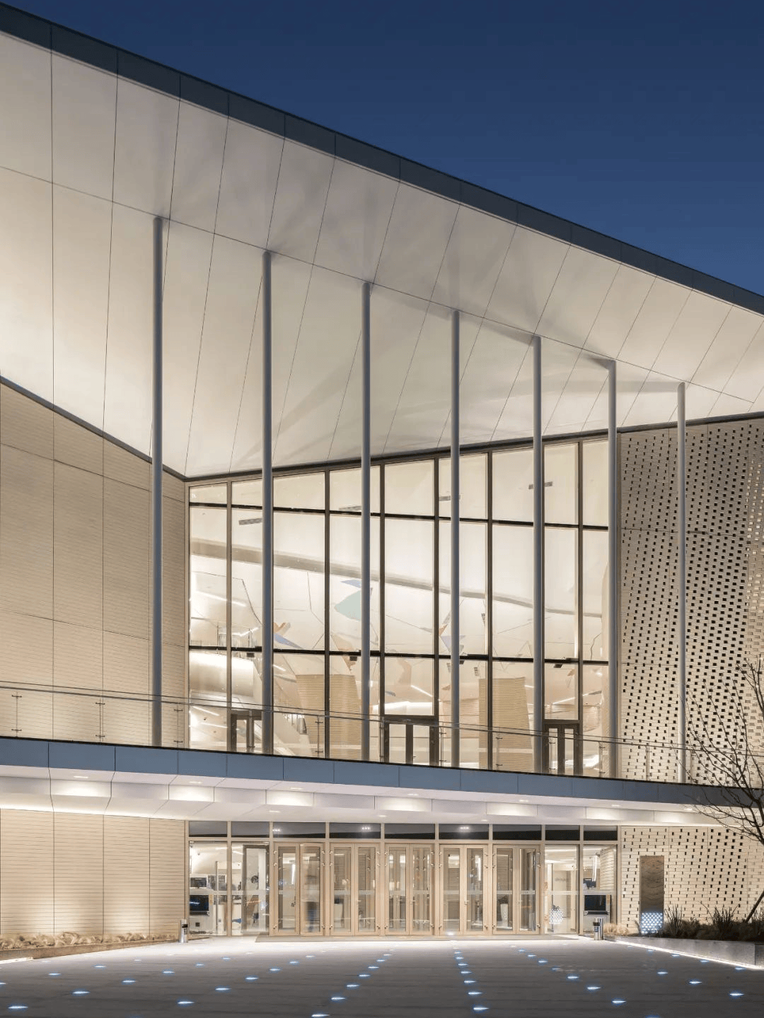 与此同时,休息时间还可以去学校的"音乐城堡"看展欣赏建筑,"城市音乐