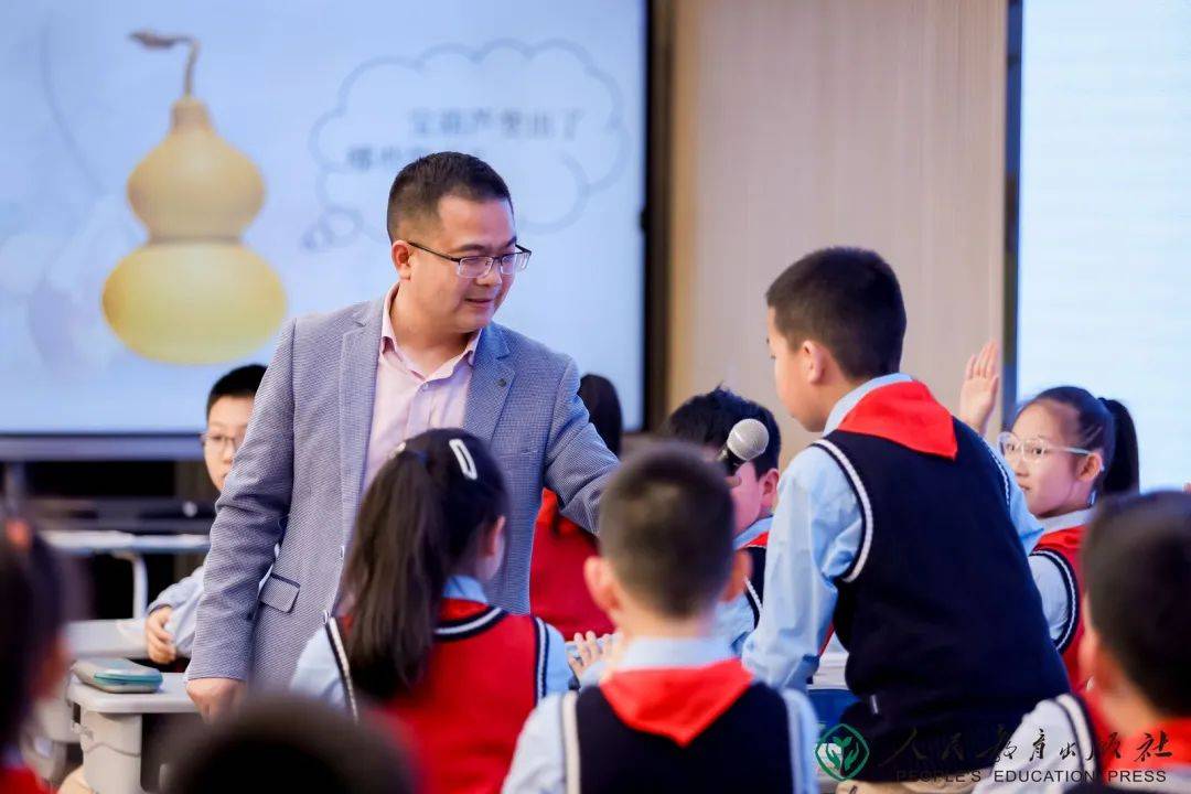 合肥市望湖小学的王荣华老师就带来了《宝葫芦的秘密》整本书阅读课