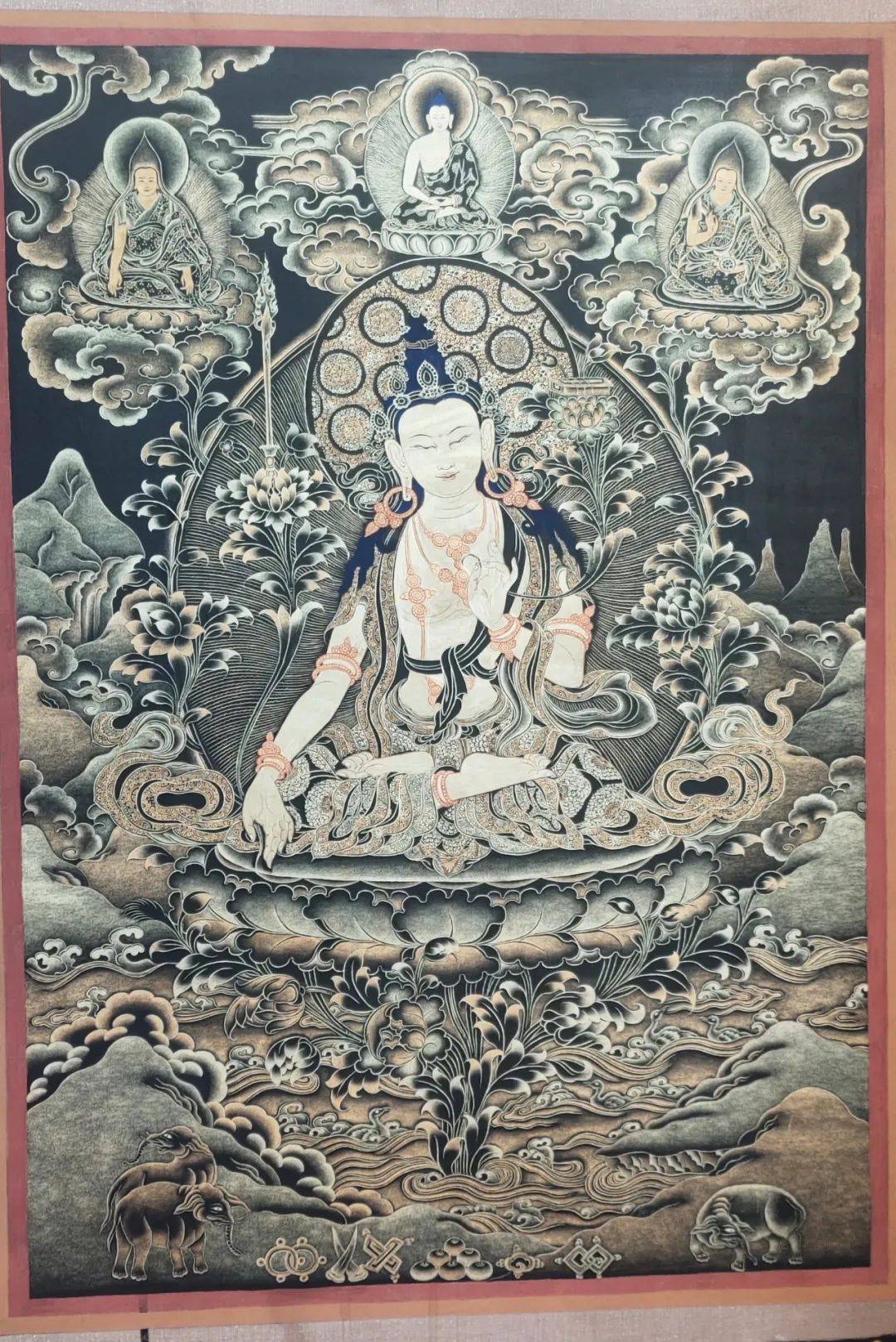 妇女需要带娃学习工作,县妇联专门办起了托儿所,班罗"带着娃娃画唐卡"