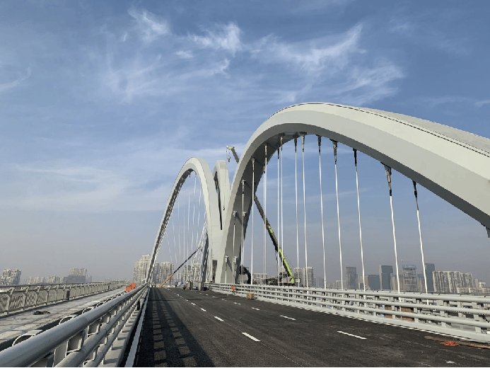 沣邑大桥设计为三塔斜拉桥,桥面总长526m,桥梁总宽57m,采用双向十车道