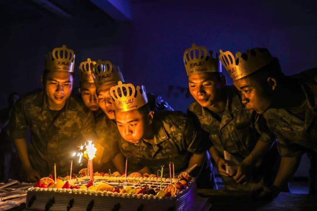 新兵的第一次集体生日,暖!