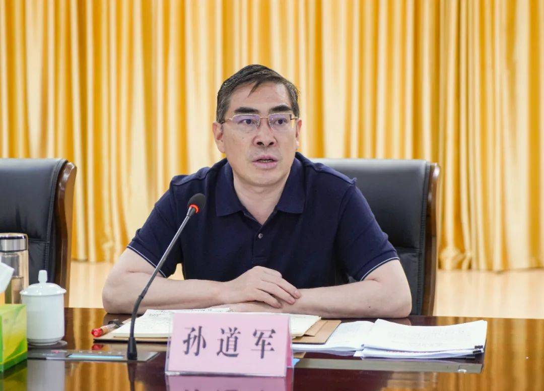 孙道军与各镇(街道,场,区)主要负责人分片座谈