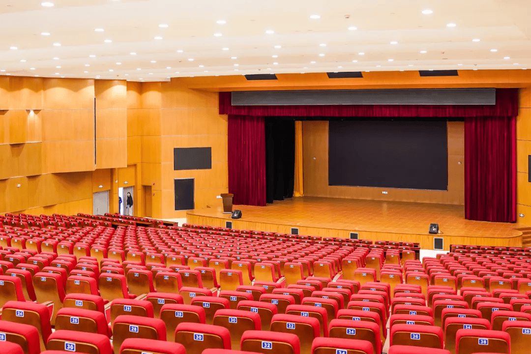 开阔空间:主会场采用剧院式排座,可容纳943个座次