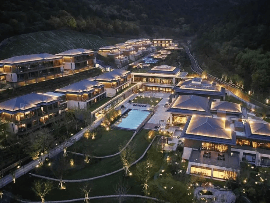 小镇位于度假区中心,东起香山路,南临环太湖大道,西至舟山路,北依孙武