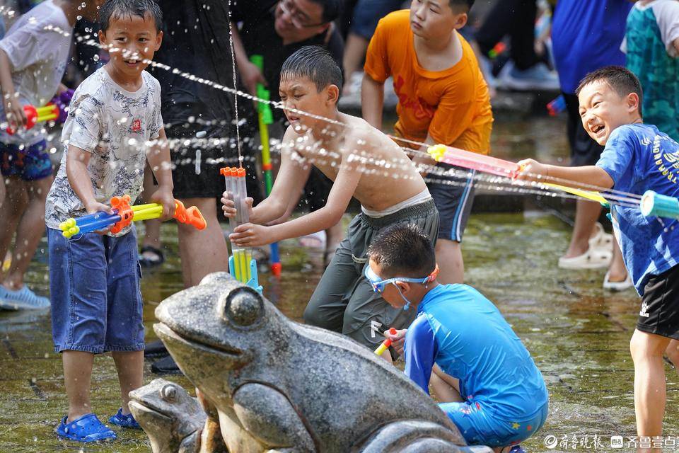 盛夏的五龙潭公园内,打水仗寻清凉