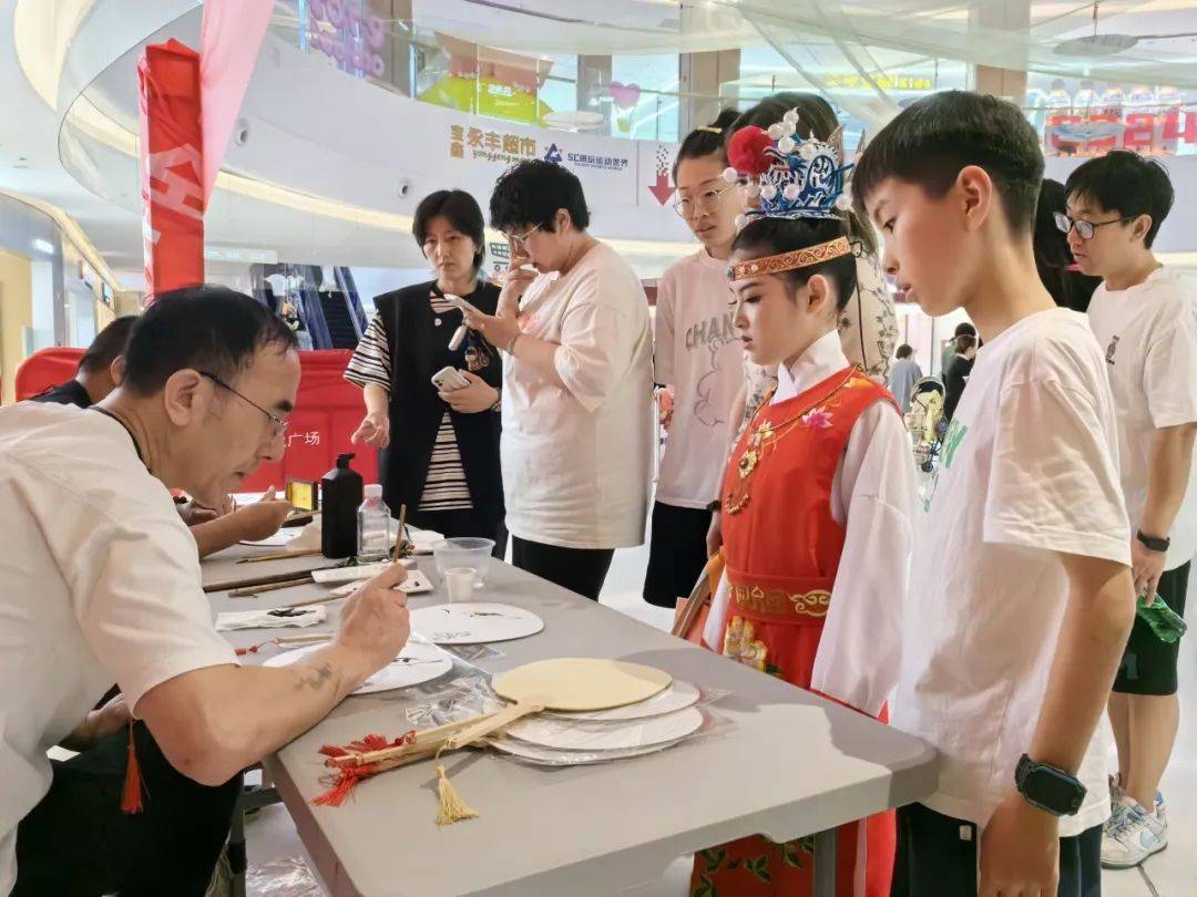 有成的深情祝福;小组唱《银铃姑娘》和《月亮粑粑》以及独唱《戏里