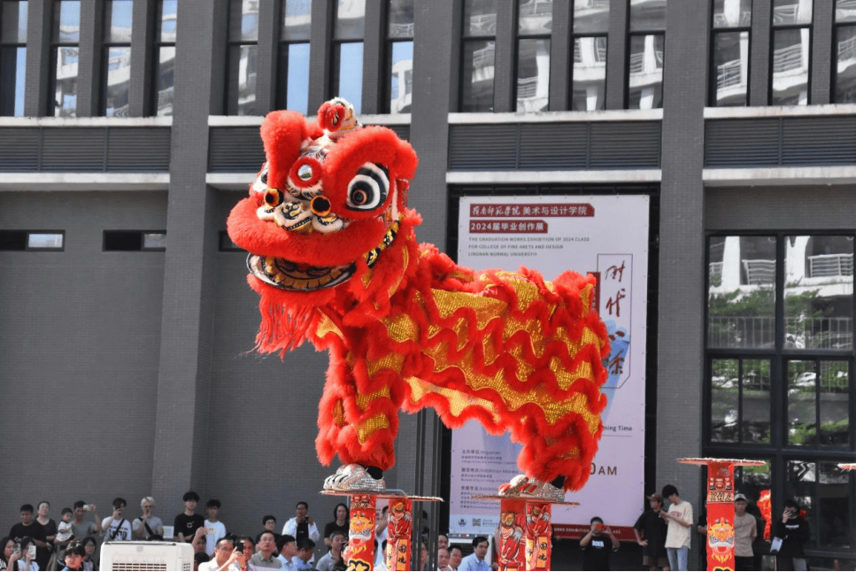 湛江遂溪:非遗醒狮进高校,百人共绘百狮画