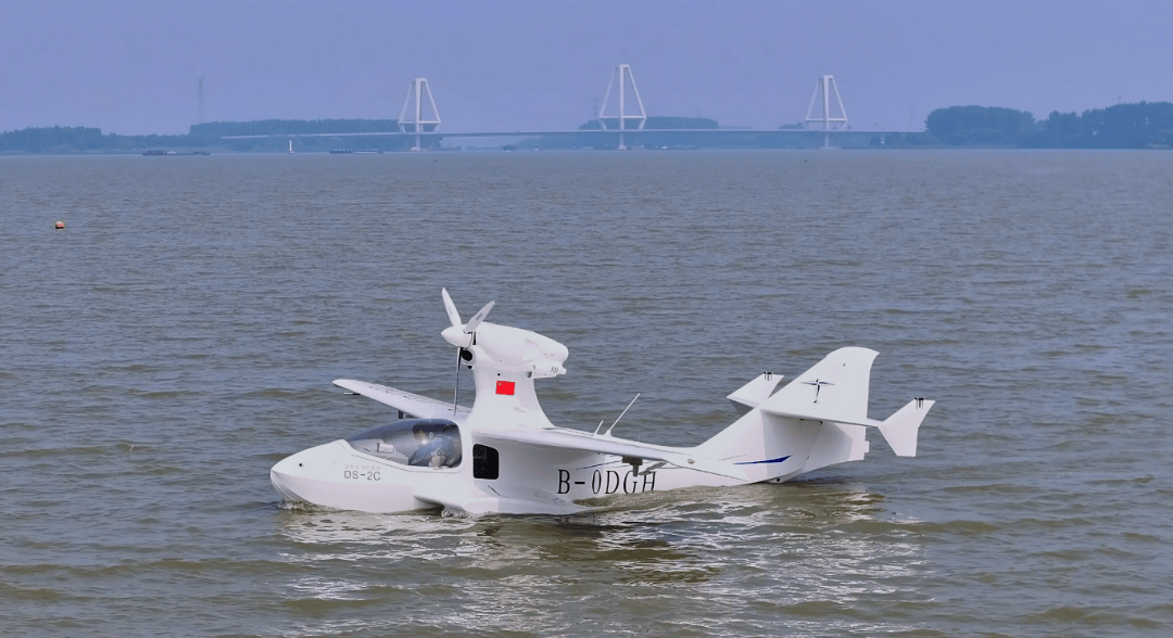 飞机在宜兴东氿指定水域顺利入水,得到无锡丁蜀机场塔台工作人员允许