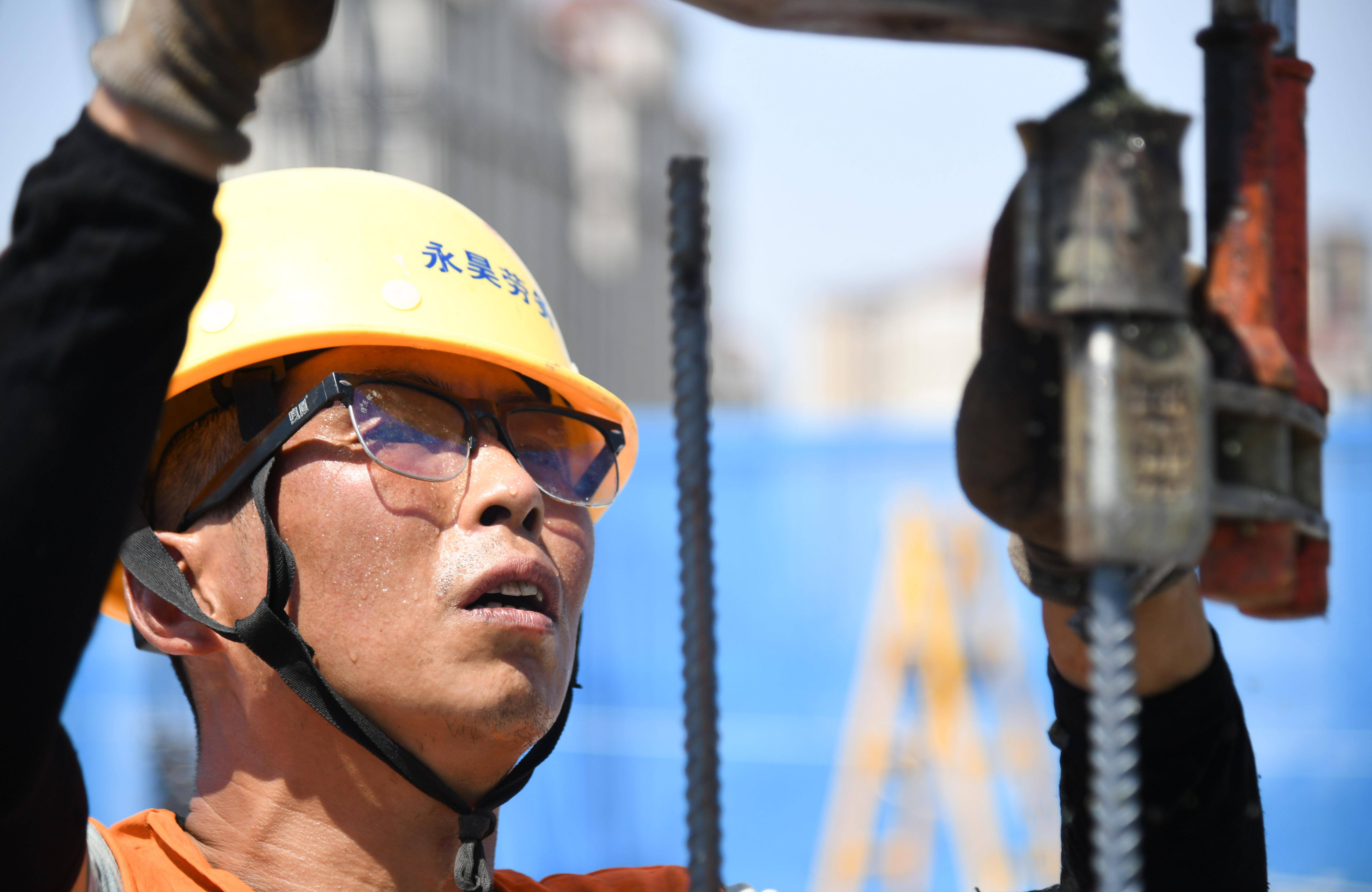 新华全媒 |撑起"遮阳伞" 呵护坚守者_张博文_西安_工人