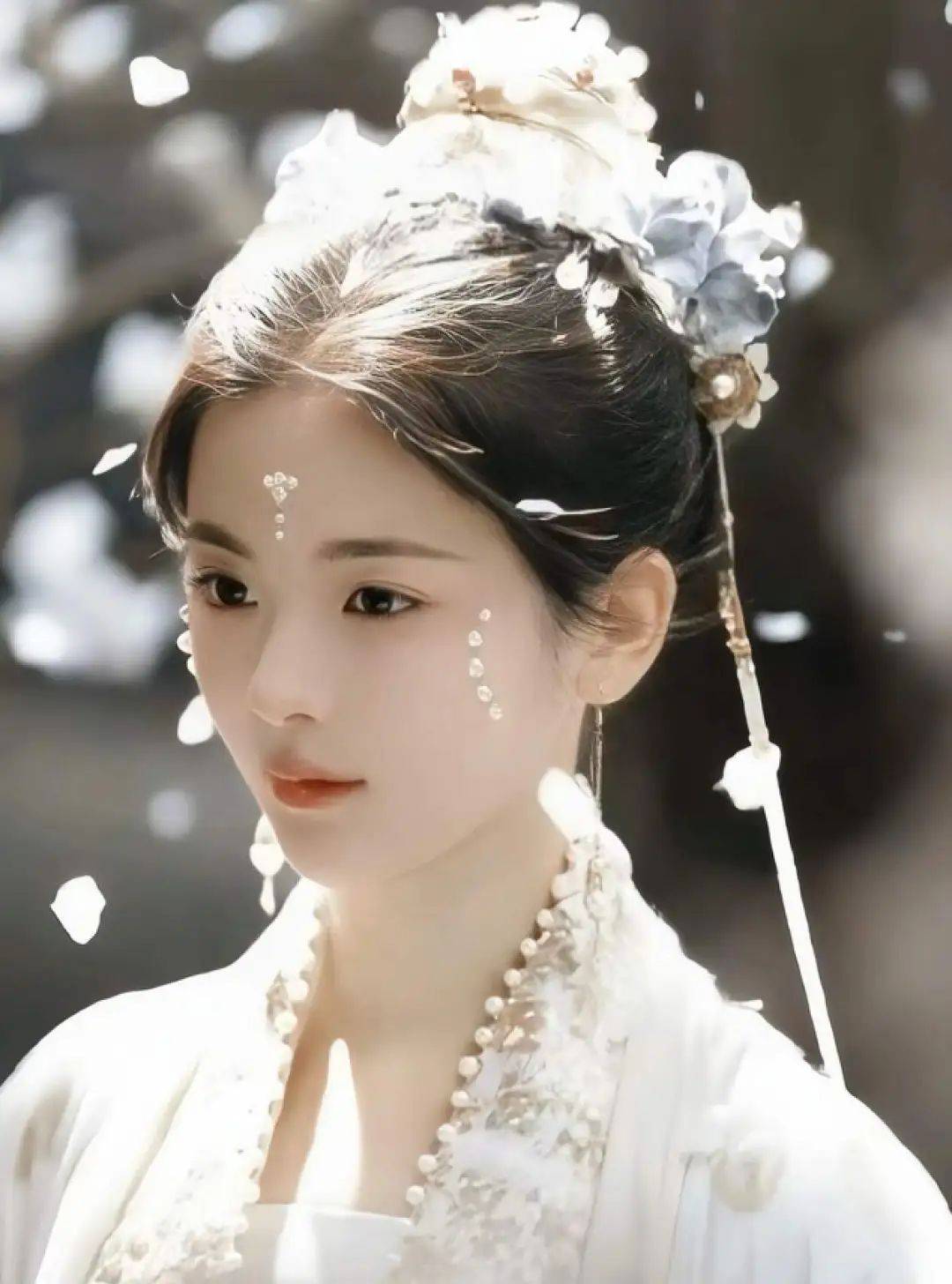 为何现在开始流行往脸上贴珍珠了?