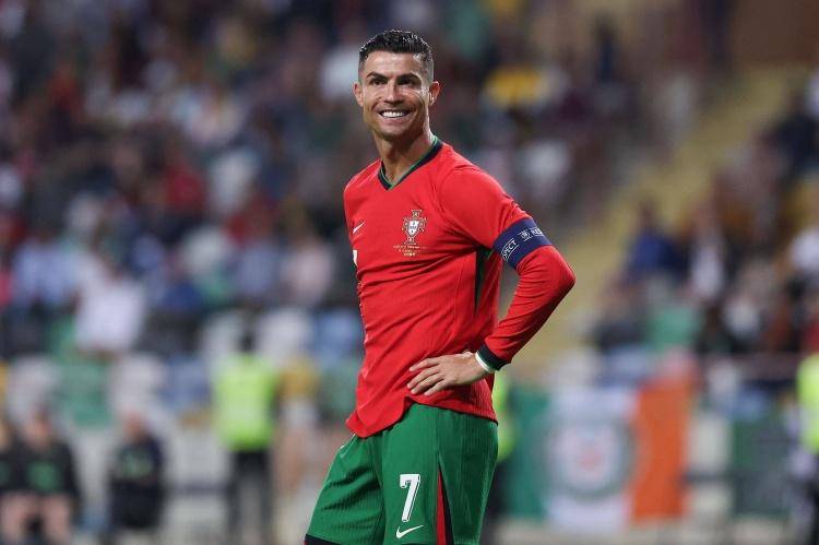 来百度app畅享高清图片直播吧6月12日讯 友谊赛葡萄牙3-0爱尔兰,39岁