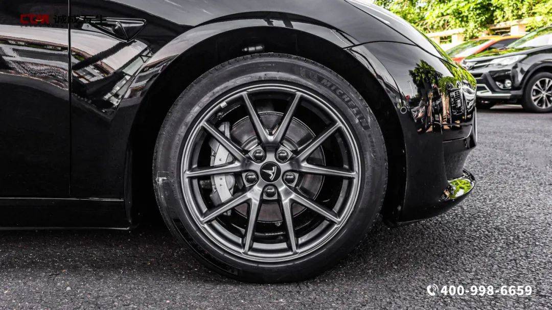 多辐式轮毂 同价位少见的无框车门,炫酷感也比较足,尾部的小鸭尾给人