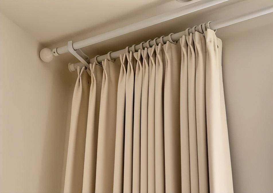 在阳台窗帘的选择上,很多人可能会倾向于安装罗马杆,因为罗马杆的安装