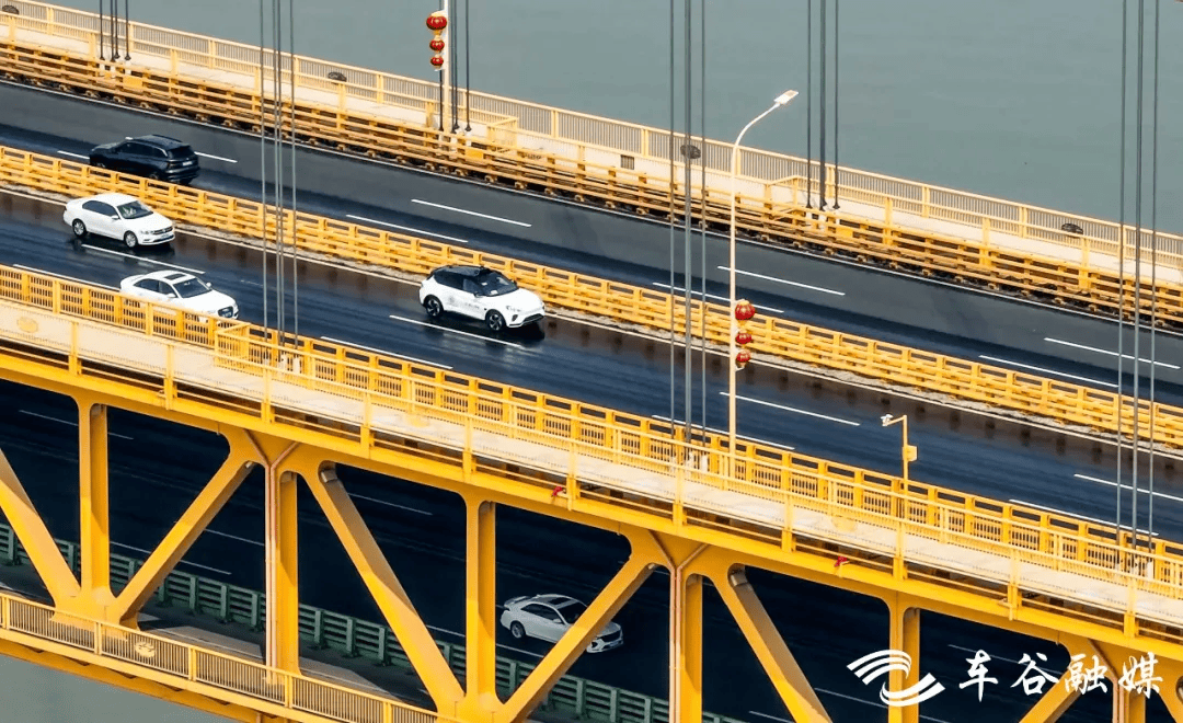 快跑全无人自动驾驶汽车驶过武汉杨泗港长江大桥和武汉白沙洲大桥