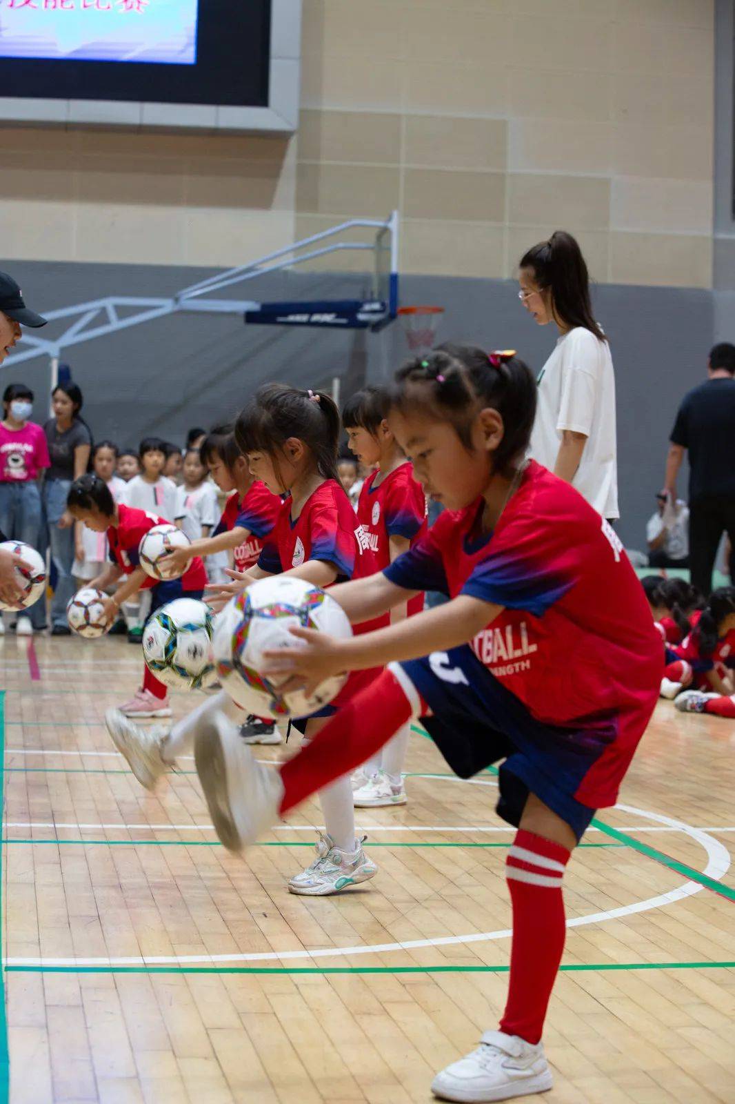 "球"动童心——2024年文成县阳光体育运动会幼儿足球技能比赛圆满