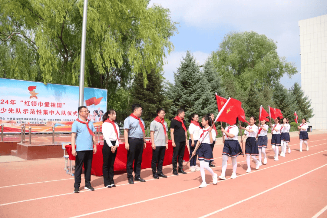 为新建中队聘请辅导员林西县实验小学副校长李科研宣读新建中队辅导员