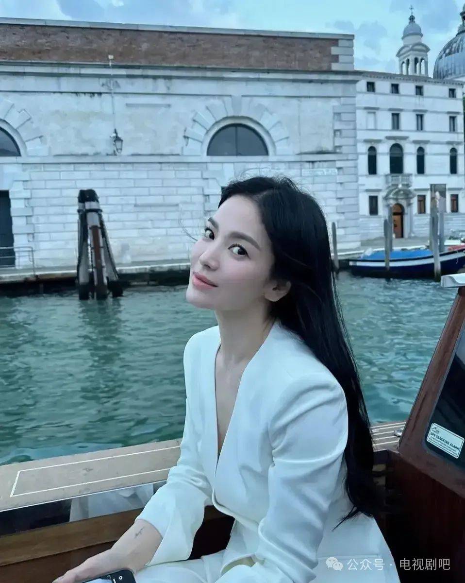42岁宋慧乔晒活动照 乘船游威尼斯侧脸超绝