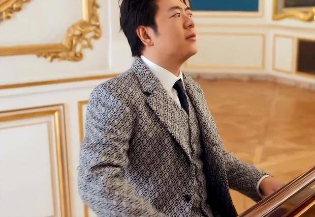 43岁周杰伦,坚持做个奶茶甜哥,才是中年人的炫耀