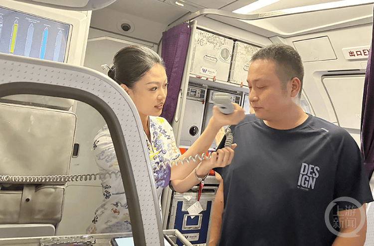 蓝天上 空乘制服秀预热暑运_航空公司_旅客_重庆