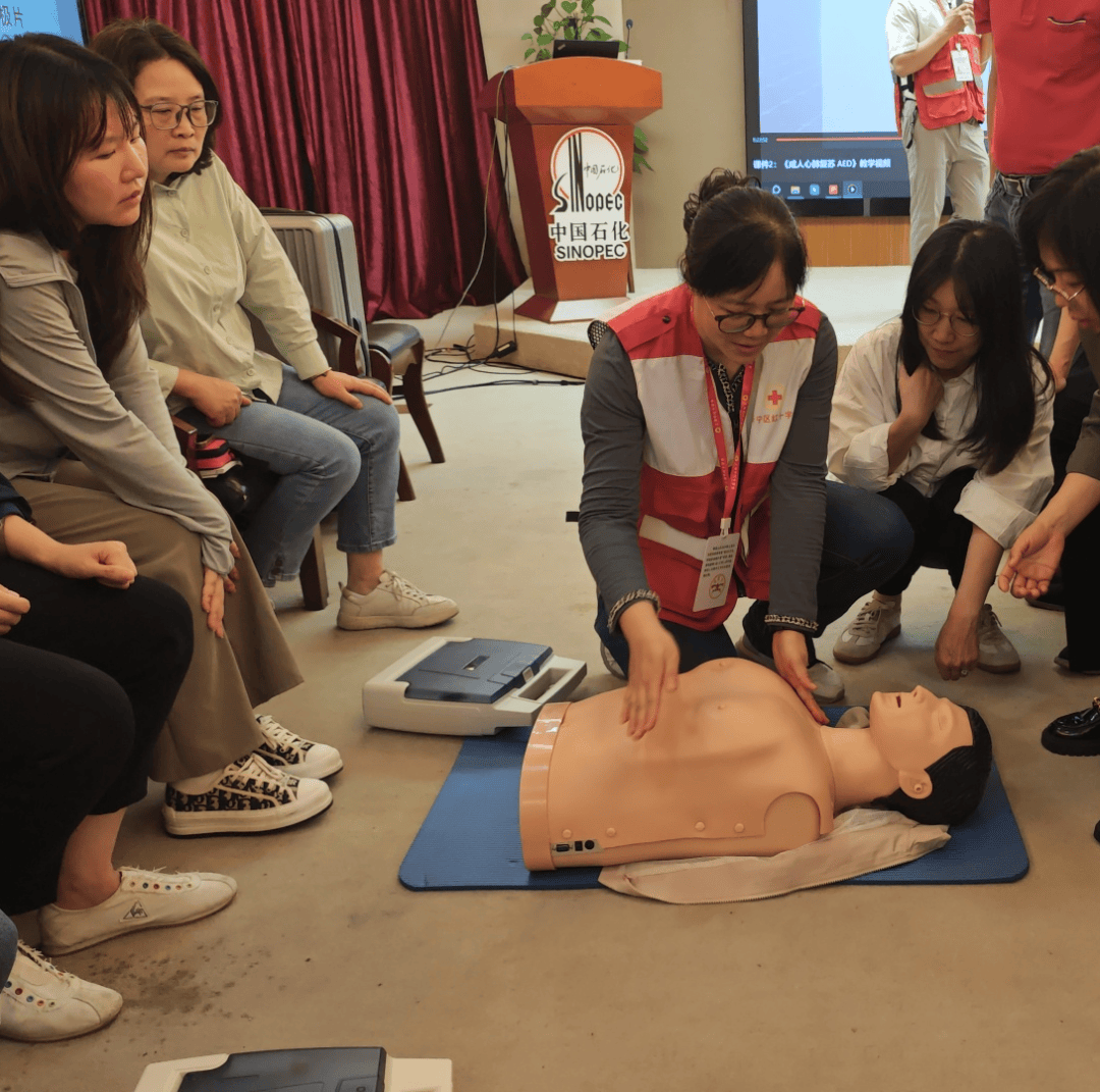 中国石化炼油销售公司联合长宁区红十字会开展持证应急救护员培训