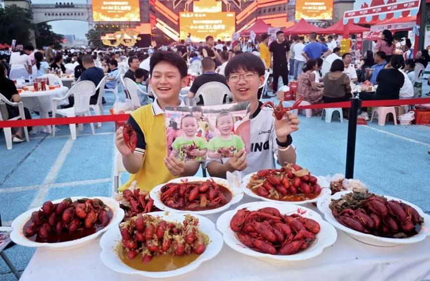 江苏盱眙:万人共享龙虾宴
