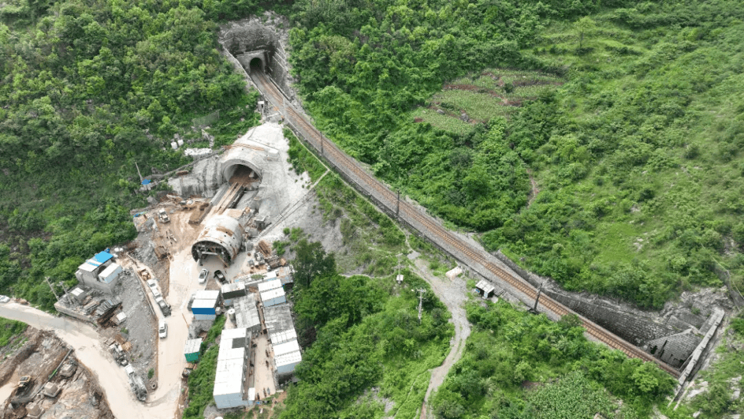 盘兴铁路兴丰村二号隧道出口贯通