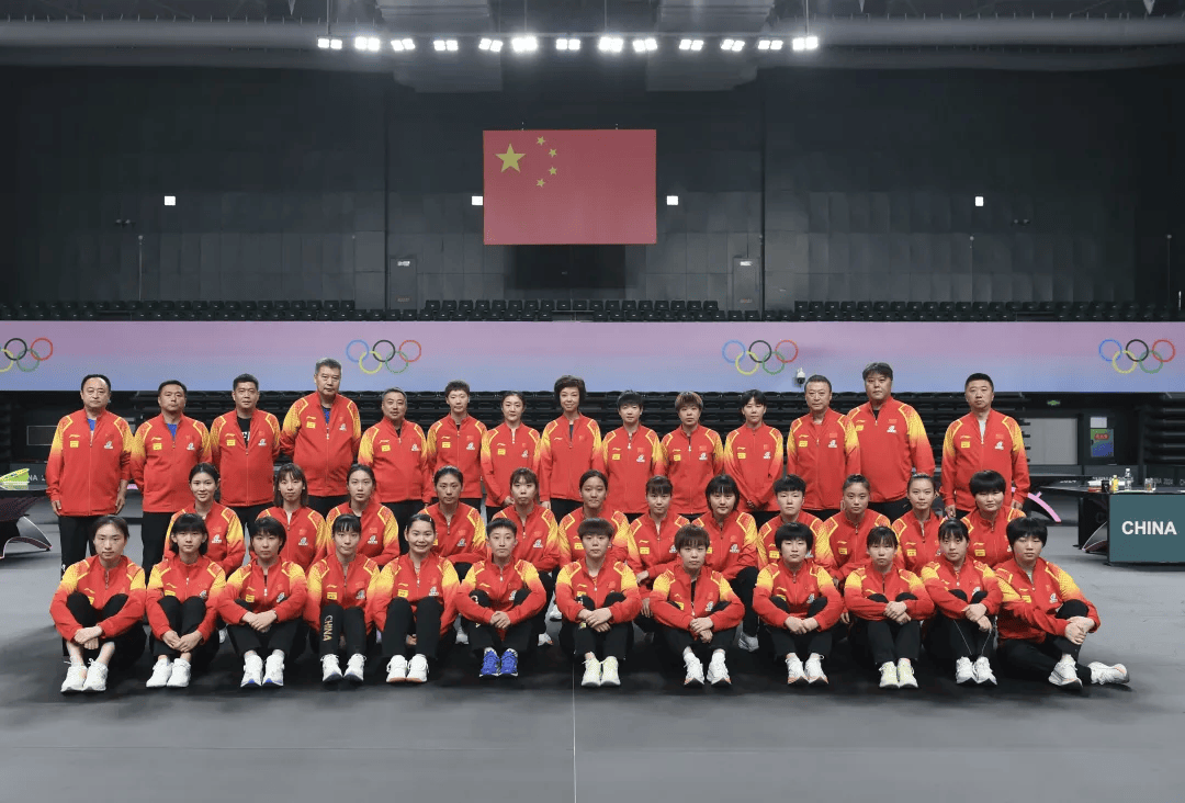 穿上队服跟孙颖莎切磋,刘国梁合影让她站c位_中国乒乓球队_王曼昱