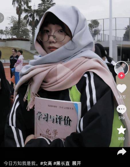 喜欢摸小动物头的抽象女大,只有戒涩吧老哥才懂她的含金量