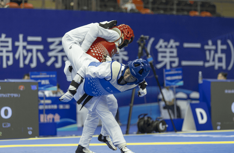 全国跆拳道高手温州开"踢"