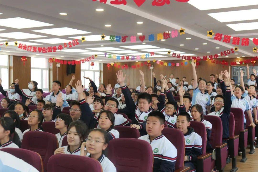 通化市第十三中学联合通化农村商业银行开展金融知识进校园活动