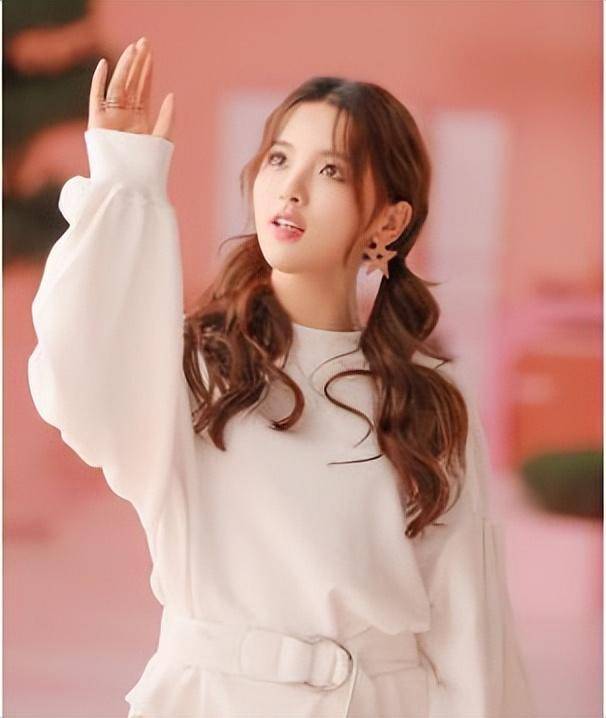 杨超越:微笑迎风,实力坚不可摧——杨超越的娱乐之路