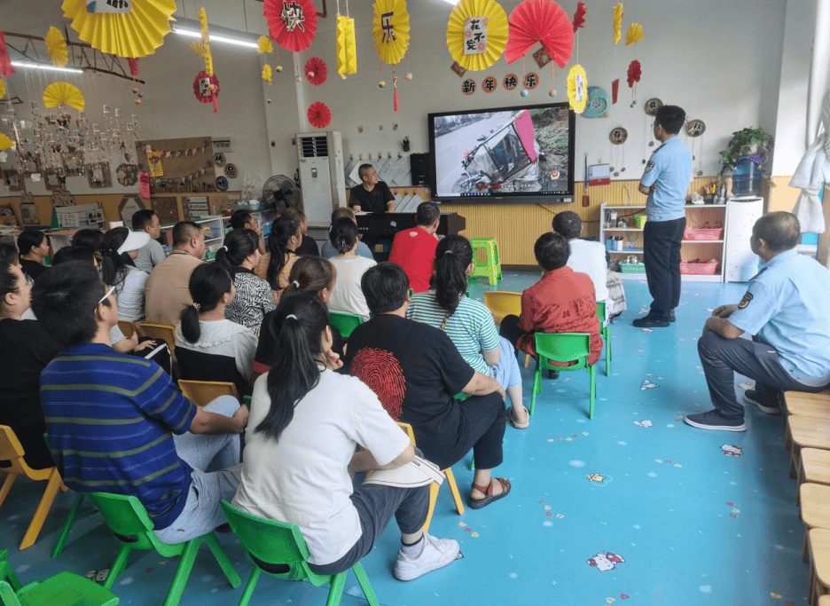 铜梁区各镇街积极开展第23个全国"安全生产月"宣传活动