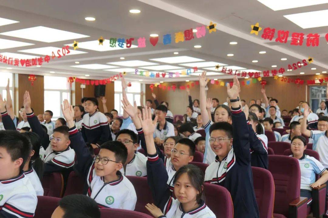 通化市第十三中学联合通化农村商业银行开展金融知识进校园活动