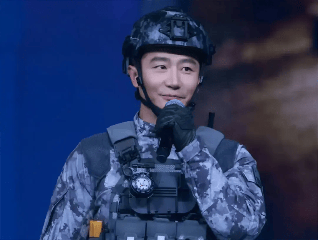 黄轩饰演孟闯,蛟龙小队的队长.