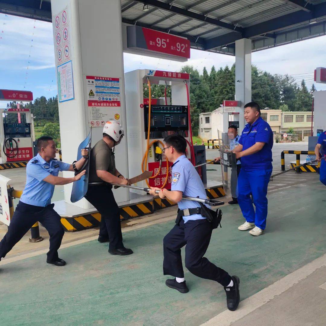 演练现场 王杰摄演练中,民警组织加油站工作人员和民辅警一同开展实战